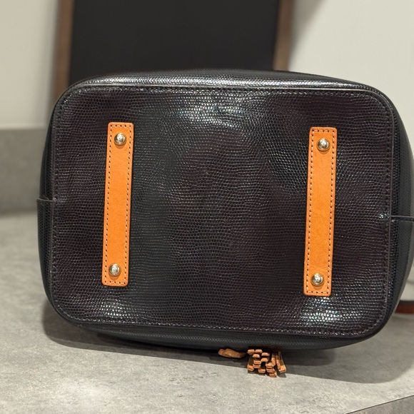 DOONEY & BOURKE SIENA SERENA DRAWSTRING BUCKET BAG! Very Gently Used!! - Picture 3 of 13